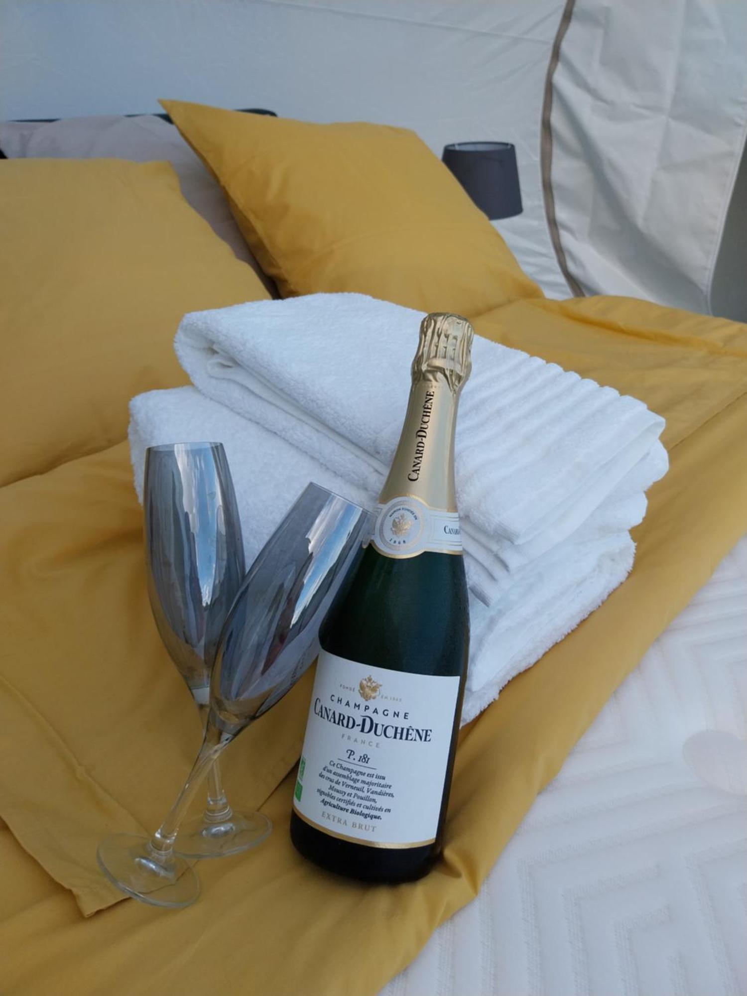 La Bubble Hotell La Salvetat-Peyrales Eksteriør bilde